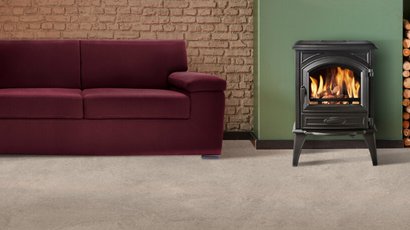 Камин на дровах, угле или пеллетах.